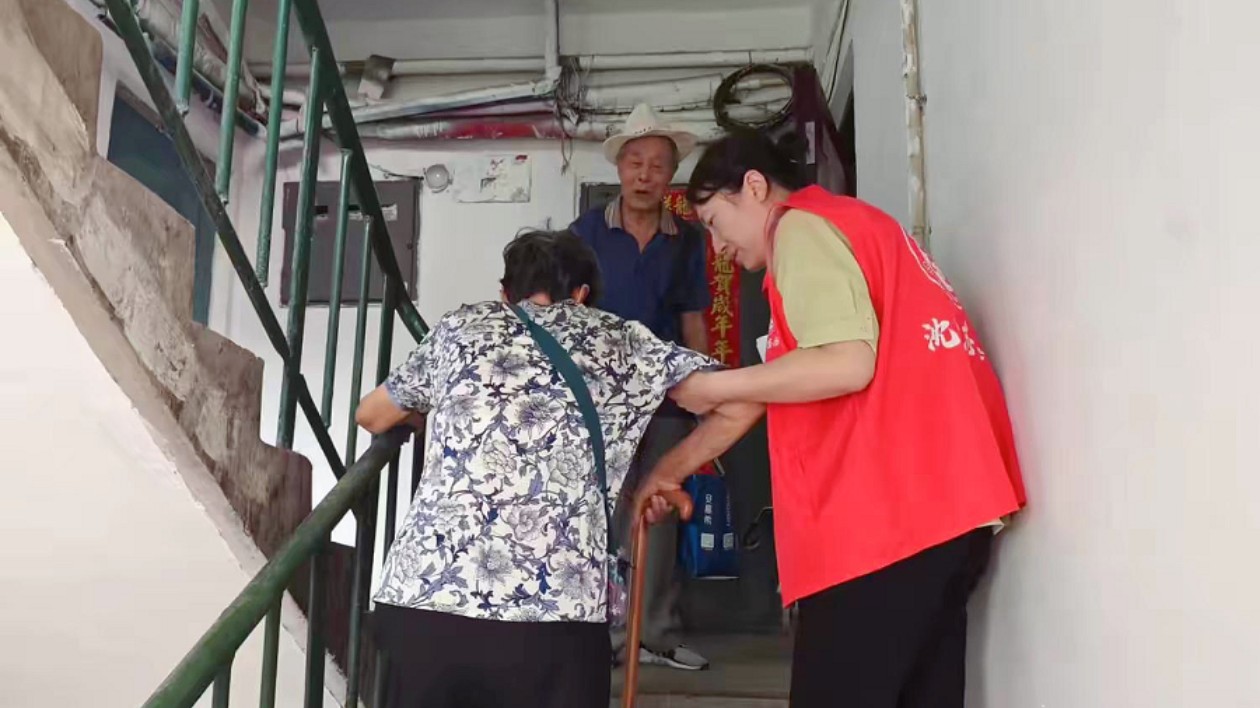 「紅馬甲」敲門送暖 「藍(lán)日記」有呼必應(yīng)「黃網(wǎng)格」精準(zhǔn)服務(wù) 「解紓暖」情暖瀋陽鐵西