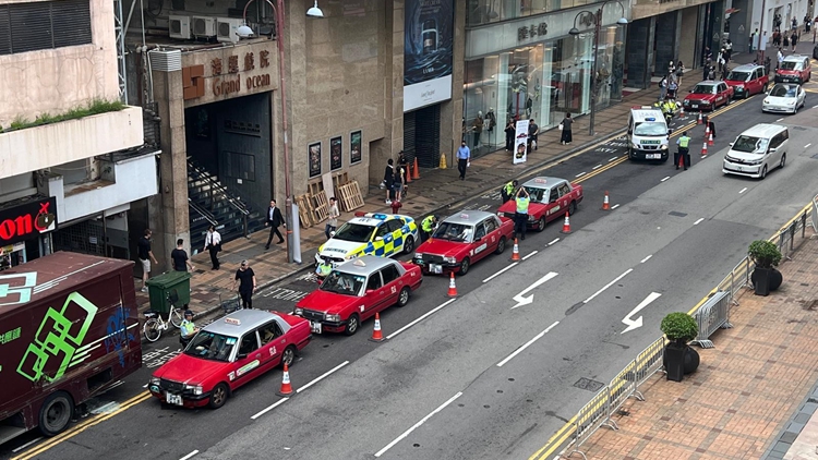 警方尖沙咀遊客乘車(chē)熱點(diǎn)進(jìn)行錄影執(zhí)法 72輛的士違例