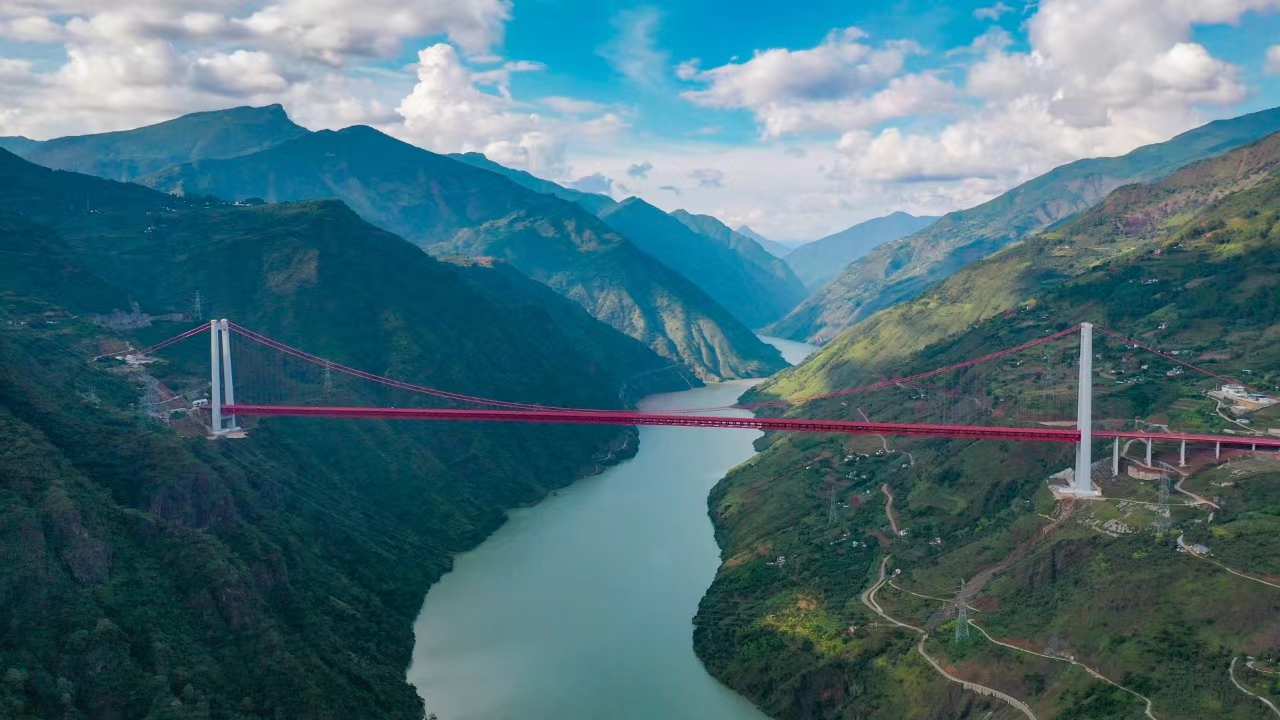 雲(yún)南華麗高速公路全線通車