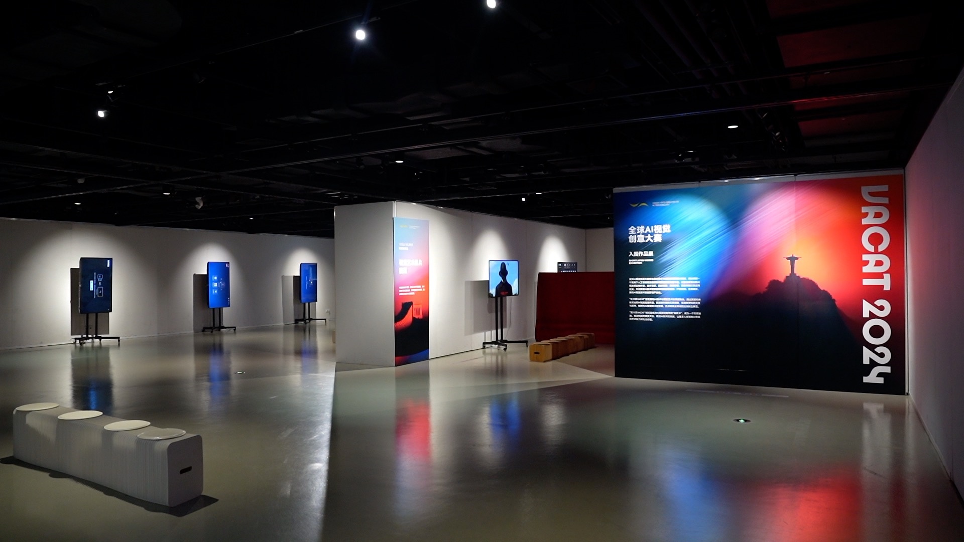 有片丨到深圳龍崗看AI視覺展啦！200＋數(shù)字創(chuàng)意AI作品一展盡賞