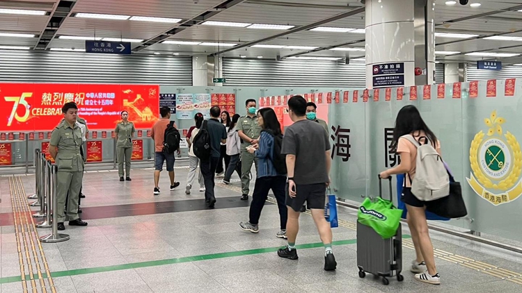 海關(guān)啟動(dòng)跨部門指揮中心 迎接國(guó)慶黃金周訪港旅客