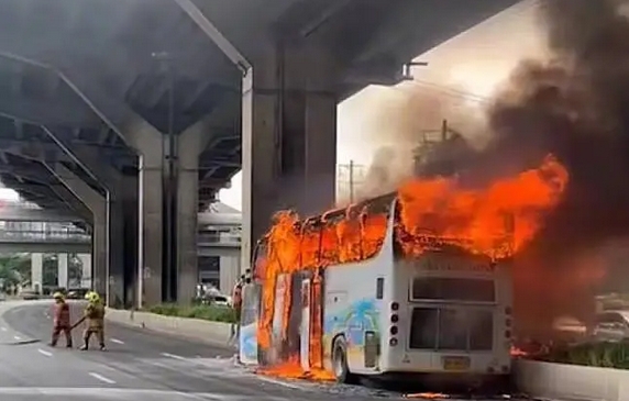 泰國(guó)一載師學(xué)生大巴起火 至少10人死亡