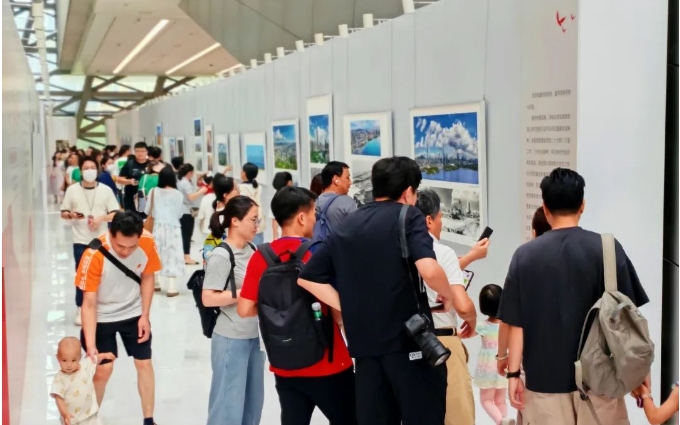 慶祝新中國(guó)成立75周年深圳圖片展，開(kāi)門紅！