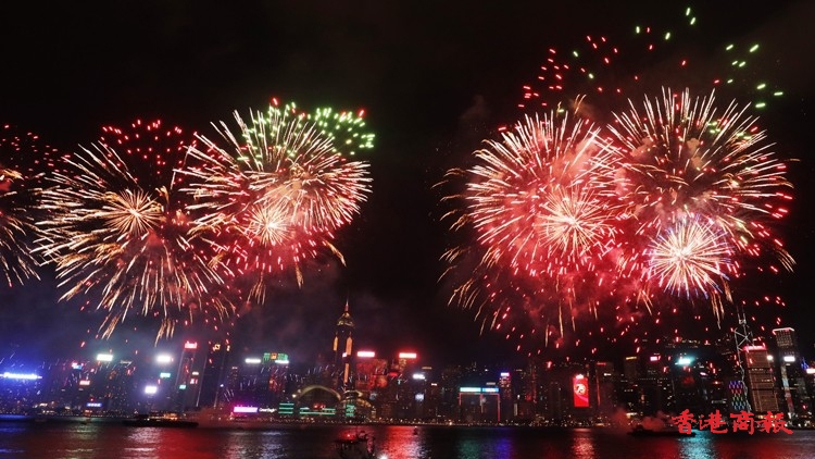 國(guó)慶75周年 | 逾33萬(wàn)人維港兩岸觀賞國(guó)慶煙花匯演