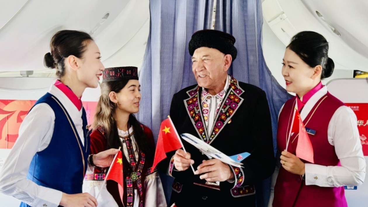 「人民衛(wèi)士」載譽(yù)歸來(lái)  南航空中致敬英模