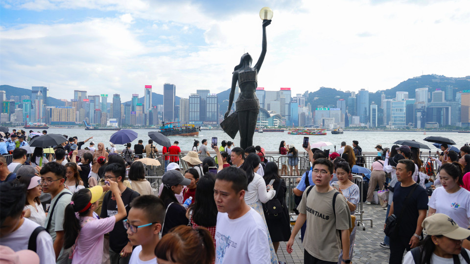 截至下午4時(shí) 訪港內(nèi)地旅客近18.5萬(wàn)人次