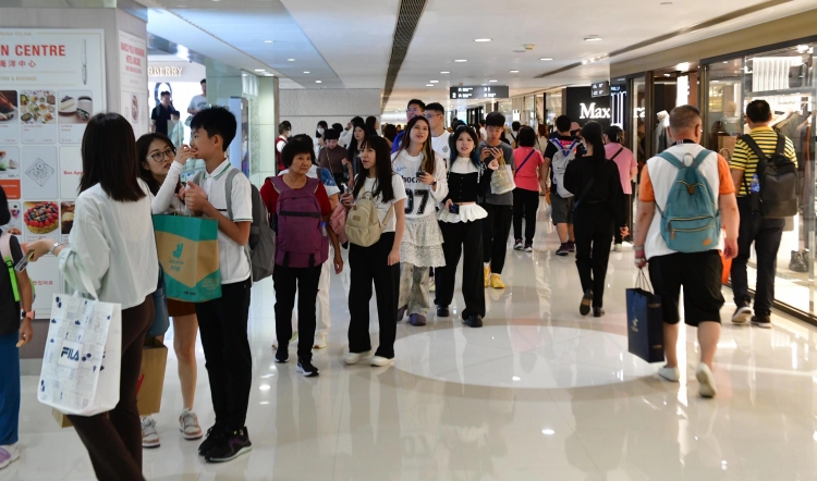 國(guó)慶黃金周第五日 內(nèi)地遊客斥千元購(gòu)名牌手袋