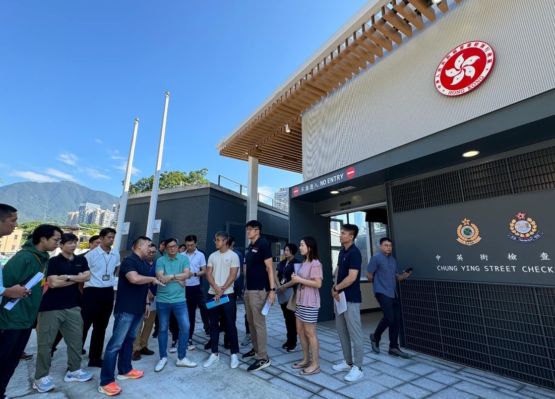 鄧炳強到中英街檢查站視察人面辨識系統(tǒng)