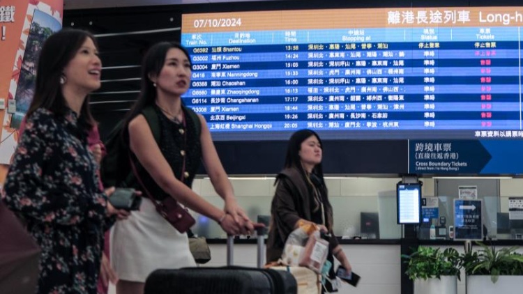 國(guó)慶黃金周長(zhǎng)假最後一天 截至晚上9時(shí)近70萬(wàn)人次出入境