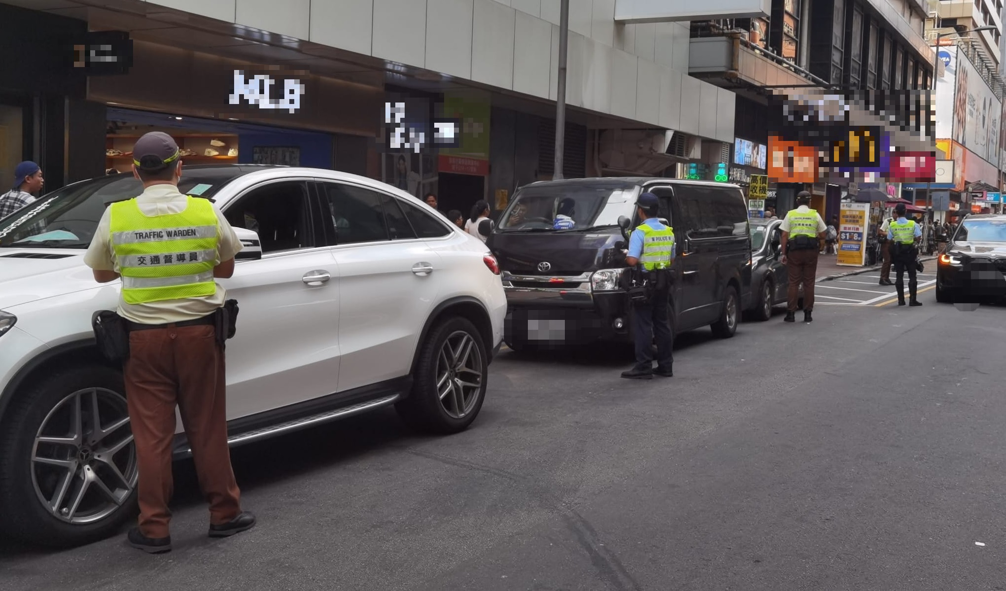 旺角警區(qū)打擊違泊 拖走10輛阻塞車輛