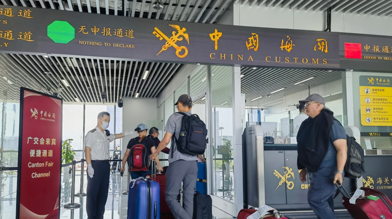 國(guó)慶假期跨境旅遊熱 廣州白雲(yún)機(jī)場(chǎng)進(jìn)出境客流增超四成