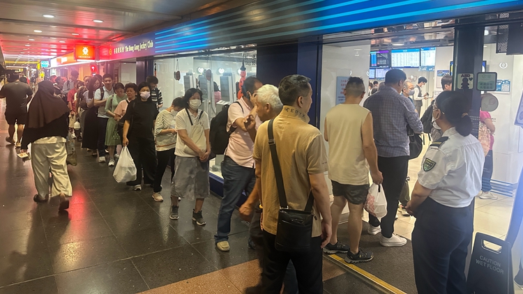 有片｜國慶六合彩獎(jiǎng)金1億 市民大排長龍碰運(yùn)氣