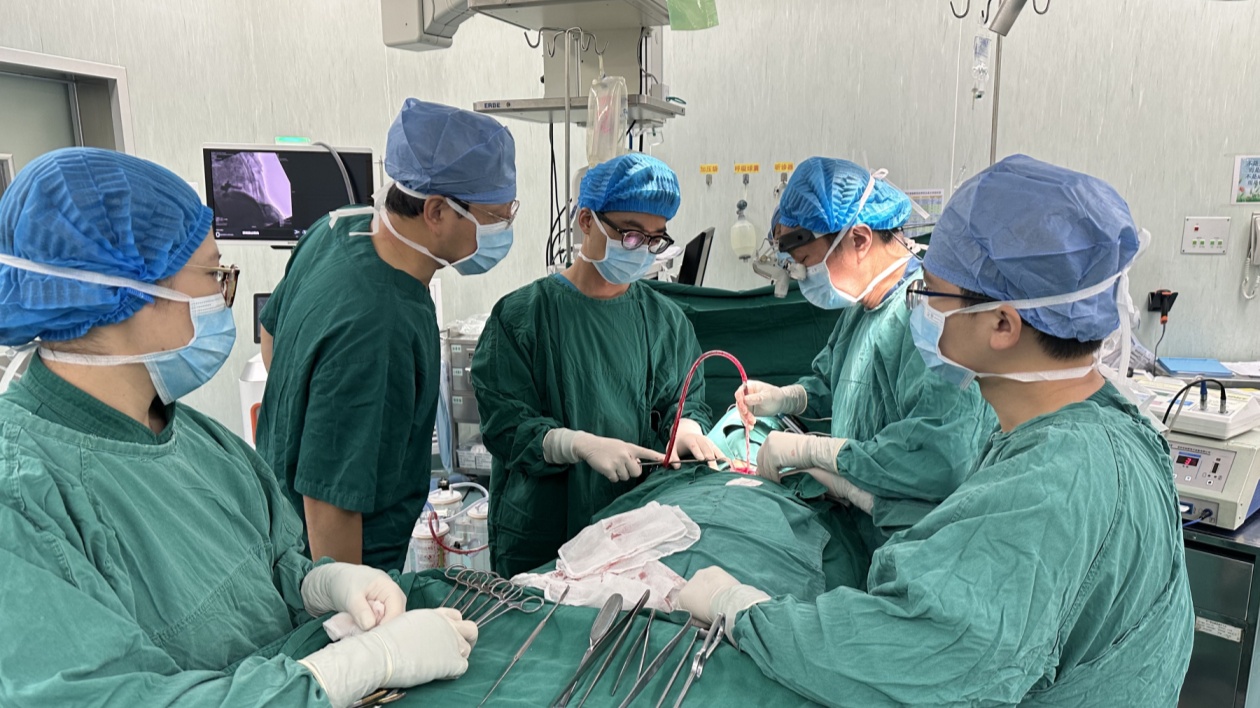 多學(xué)科協(xié)作歷經(jīng)30小時手術(shù)  佛一醫(yī)院成功挽救複雜病情患者