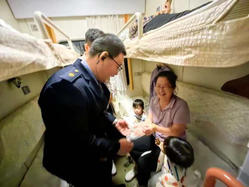 瀋鐵客運感人一幕 「有溫度的服務(wù)，不是親人勝似親人」