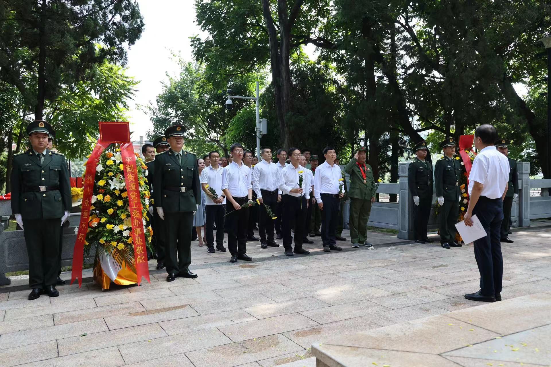 深圳龍崗平湖街道舉行公祭活動(dòng) 向山廈革命烈士紀(jì)念碑敬獻(xiàn)花籃