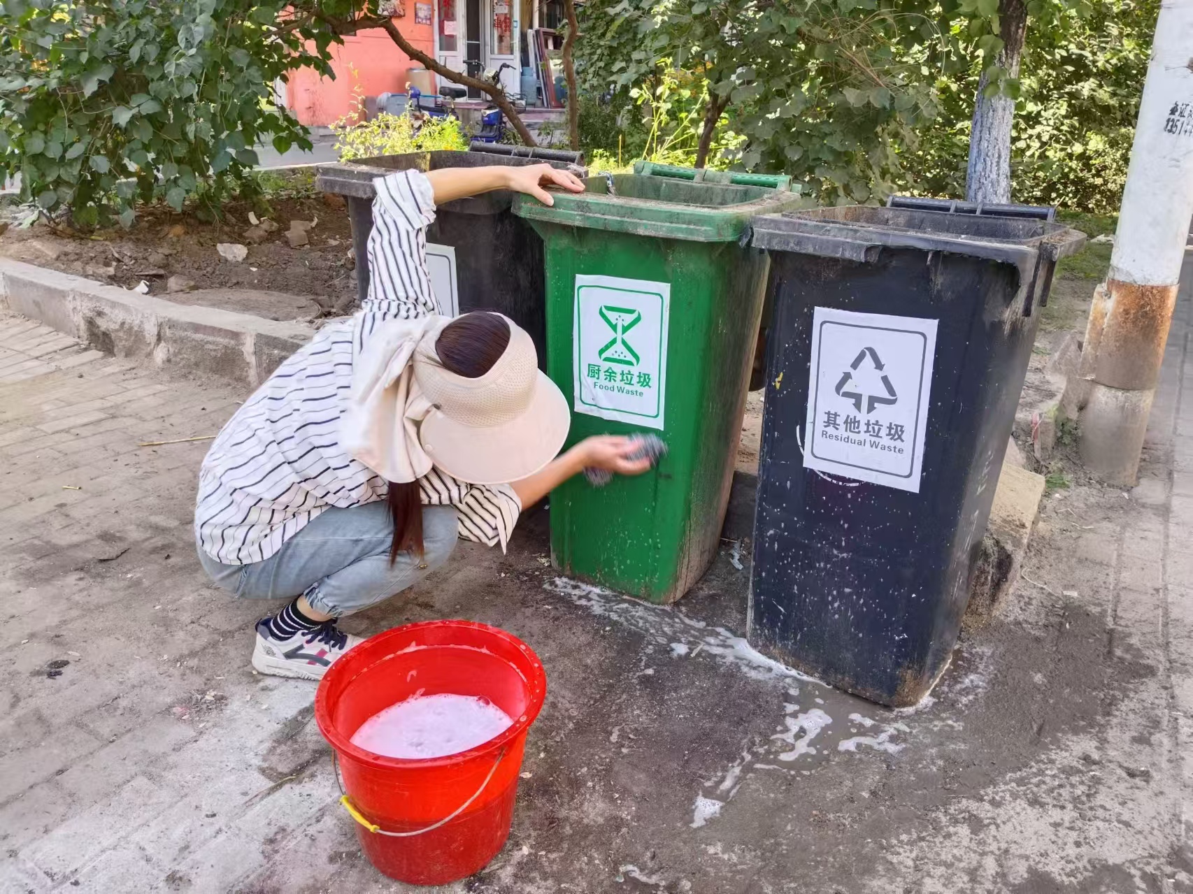 哈市香坊區(qū)新成街道開(kāi)展清洗分類垃圾桶活動(dòng)