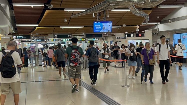 重陽節(jié)近60萬人次香港居民出境 按年升三成