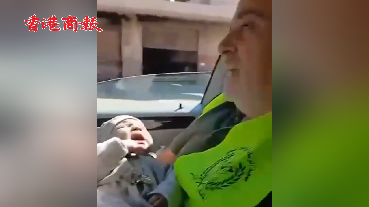 有片丨黎巴嫩醫(yī)護(hù)在空襲中緊抱嬰兒 場(chǎng)面令人揪心