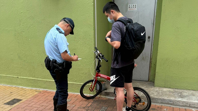 警方荃灣打擊違泊及單車相關(guān)罪行 發(fā)919張罰單 拖走3車