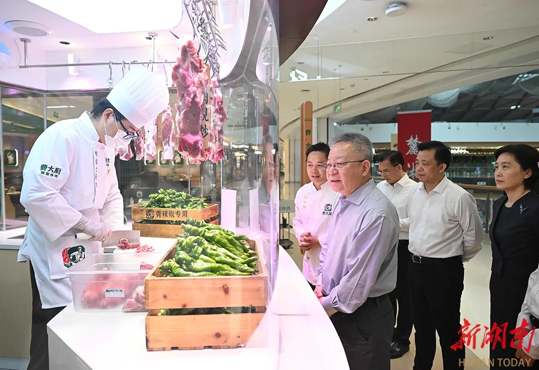 湖南省委書記沈曉明走進(jìn)費(fèi)大廚辣椒炒肉調(diào)研