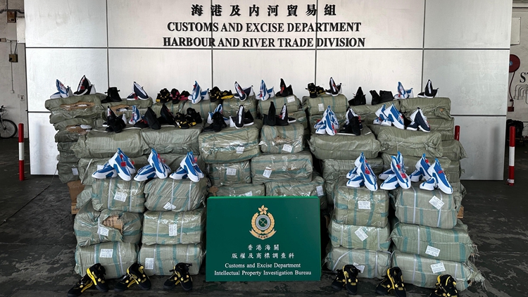 海關(guān)屯門碼頭檢獲7.47萬件懷疑冒牌貨物 市值1490萬元