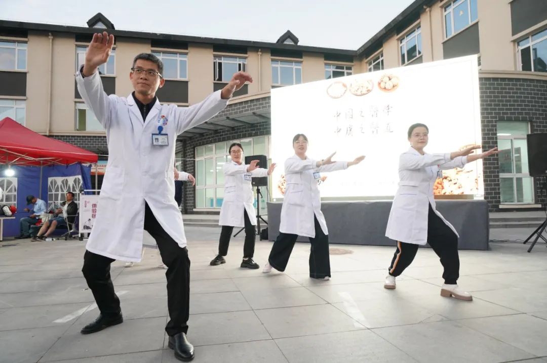 安徽巢湖：中醫(yī)藥文化夜市開(kāi)到村民家門口