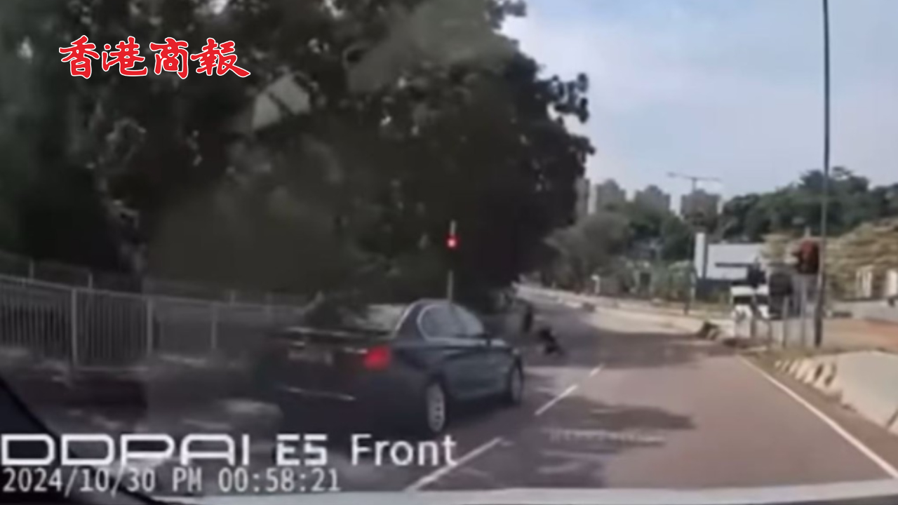 有片丨屯門私家車衝紅燈險(xiǎn)撞嬰兒車 網(wǎng)友怒斥：差少少就冇咗兩條生命