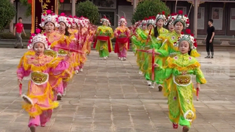 有片｜第一次看汕頭英歌舞 外國友人直呼：想學(xué)！