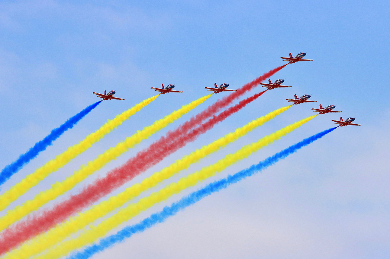 將翱翔珠海藍(lán)天！「紅鷹」、 殲-15T抵達(dá)珠海參加中國(guó)航展