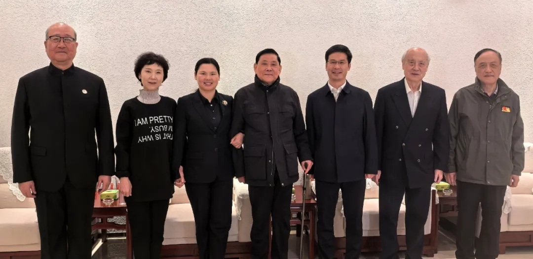 北京輕騎兵愛樂合唱團(tuán)紀(jì)念紅25軍長征出發(fā)90周年合唱展演在何家沖成功舉辦