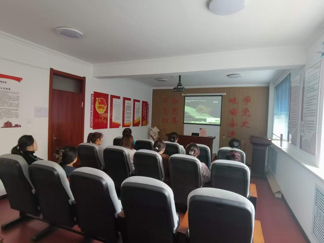 哈市香坊區(qū)景和社區(qū)組織學(xué)習(xí)「身在最北方 心向黨中央」系列黨課