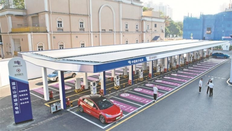 單樁最快每分鐘充10度電！全國(guó)首個(gè)「光儲(chǔ)超充+車網(wǎng)互動(dòng)+電鴻」示範(fàn)站在深投運(yùn)