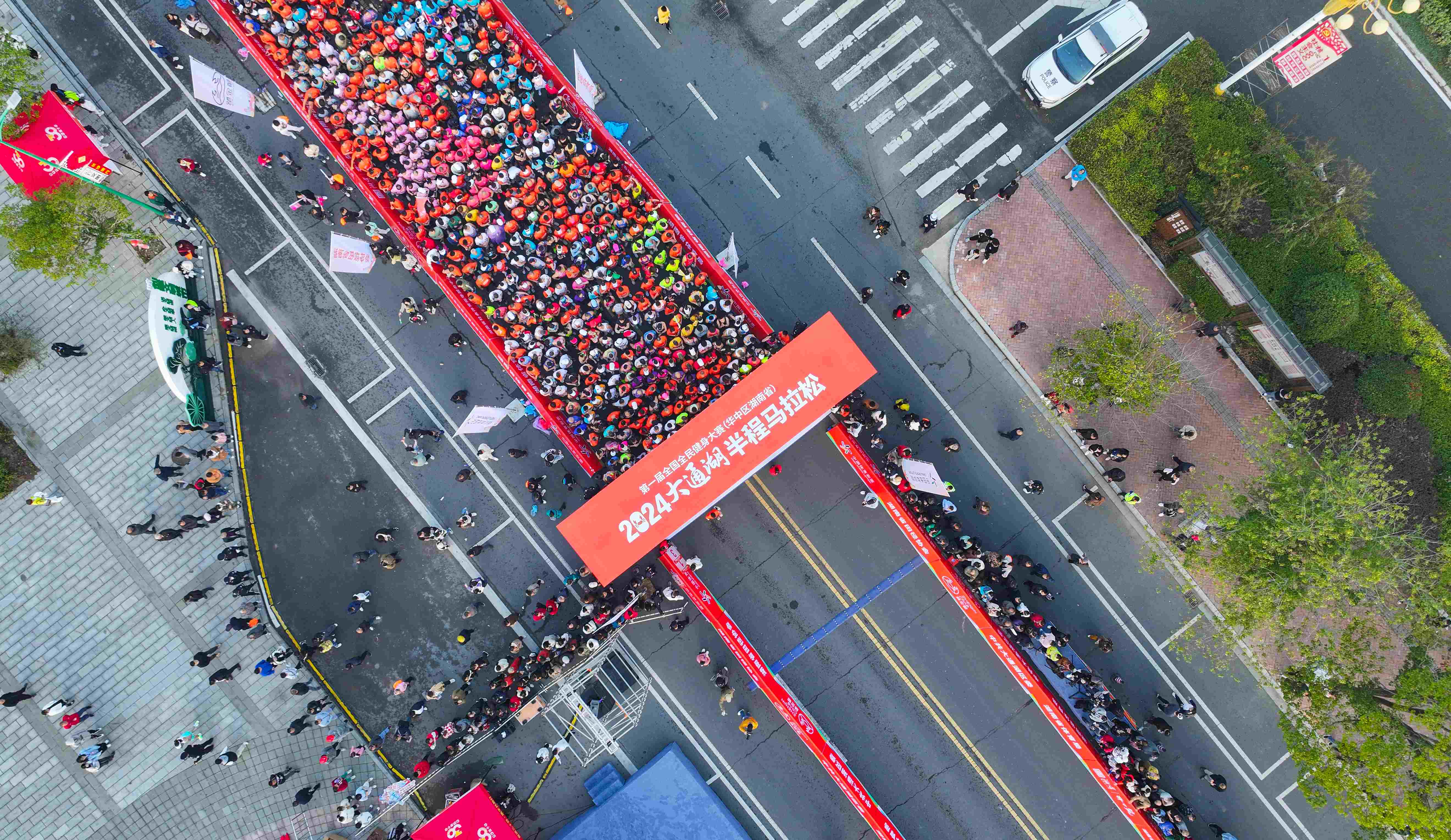 踏上「最美瀟湘步道」 2024大通湖半馬開跑