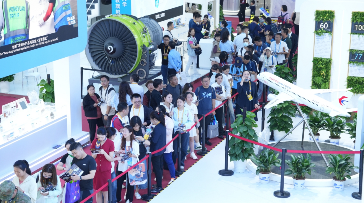 有片∣珠海航展迎公眾日 東航展臺看點多人氣旺