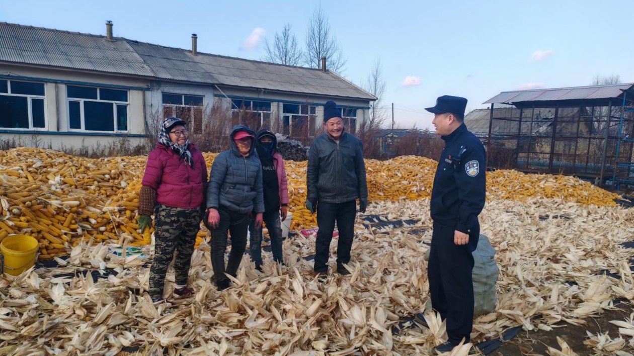 冰城公安：田間地頭講安全 護(hù)航秋收「平安路」