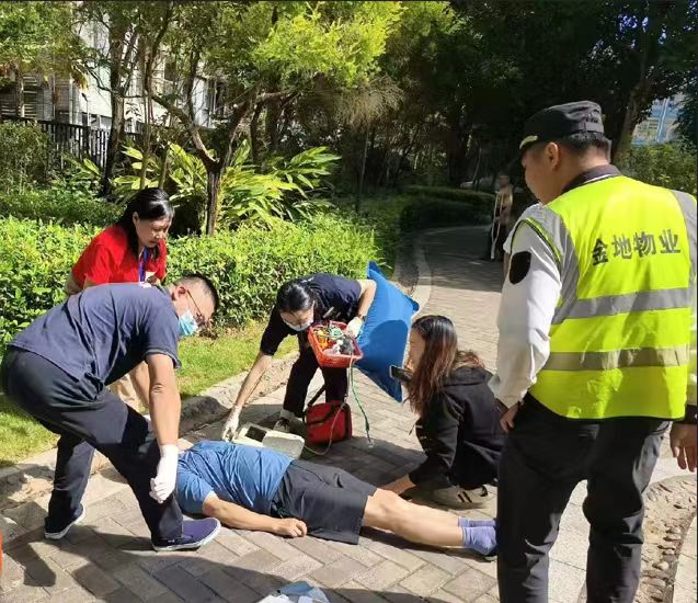 深圳橫崗：老人暈倒物業(yè)緊急救援 守護(hù)生命獲致謝錦旗