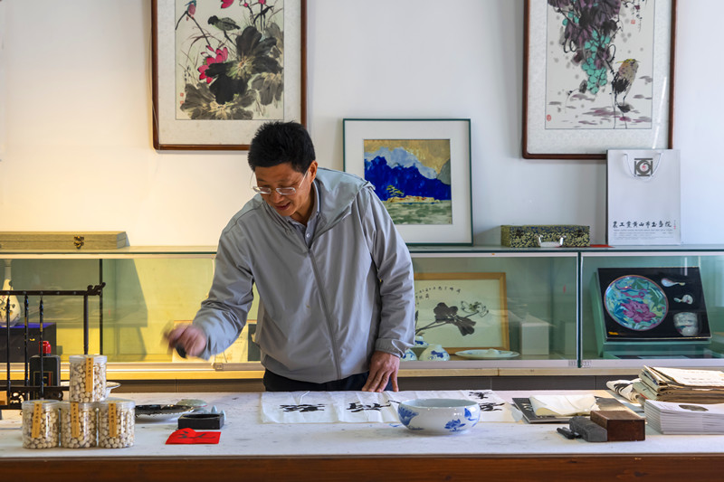 吳存雲(yún)：荷田織夢(mèng)香滿溢