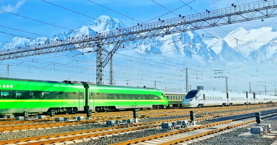 新疆鐵路將首次開行  貫通南疆與東疆的「復(fù)興號」動力集中動車組旅客列車