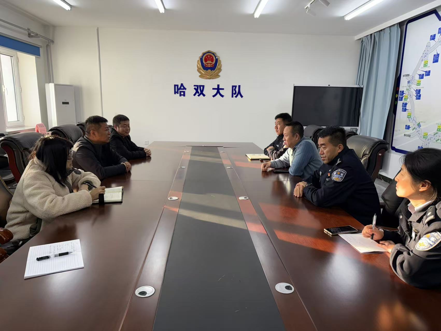 哈市香坊區(qū)朝陽(yáng)鎮(zhèn)到省公安廳高管局哈雙大隊(duì)開(kāi)展應(yīng)對(duì)冬季極端天氣聯(lián)動(dòng)工作