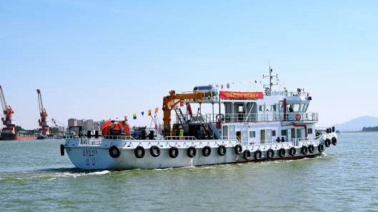 江門採(cǎi)用國(guó)內(nèi)首艘「六位一體」應(yīng)急防污專業(yè)應(yīng)急船