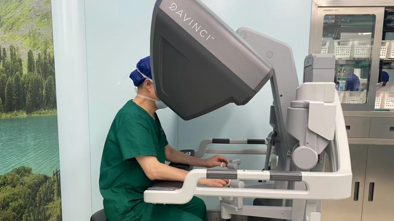 達芬奇機器人助力高難度手術！七旬患雙癌老人術後一天下床活動