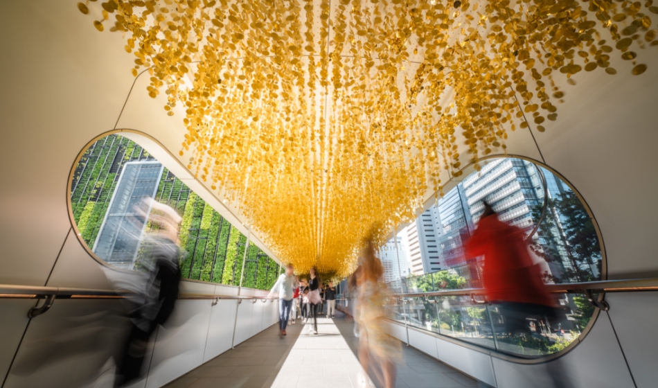 中環(huán)The Henderson行人天橋化身80米金色長廊 25萬塊閃爍珠片打造聖誕藝術裝置
