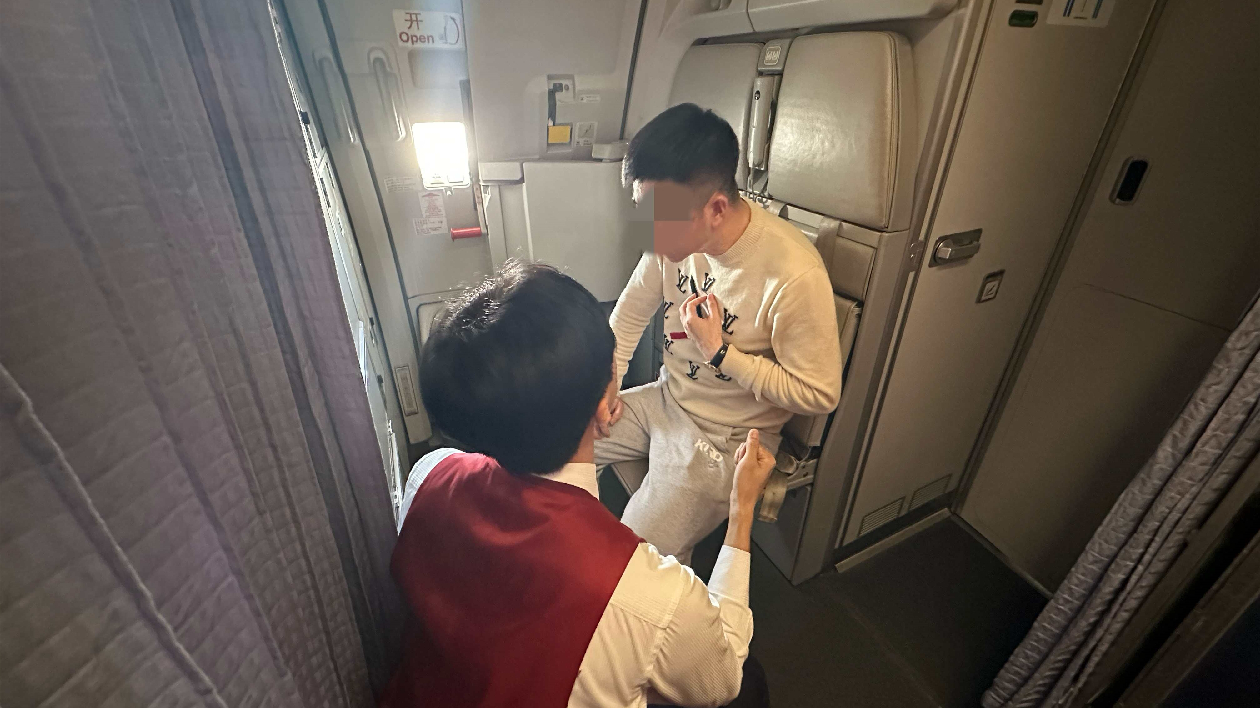 CZ6271哈爾濱-三亞航班：乘務(wù)員「空中守護」 暖心救助低血糖旅客
