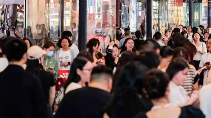 【財通AH】「首發(fā)經(jīng)濟」引燃場景消費新熱力 股民可關(guān)注消費復(fù)蘇主線下4條高景氣賽道優(yōu)質(zhì)公司