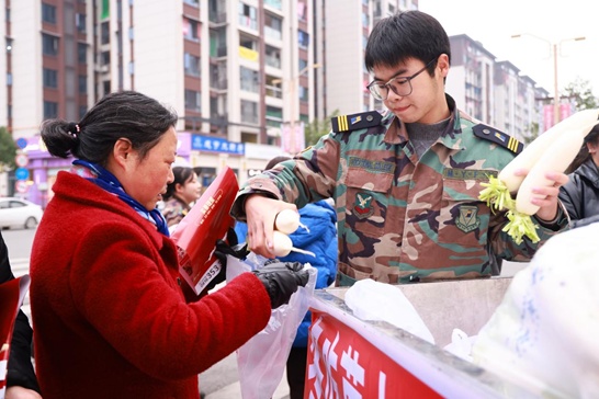 有片︱寒冬情暖 企業(yè)聯(lián)合大學兩萬斤蘿蔔饋贈居民