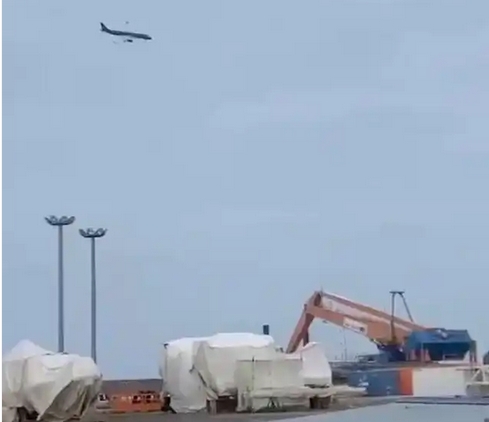 飛機(jī)或撞上鳥(niǎo)群 哈薩克斯載72人客機(jī)失事 12人生還