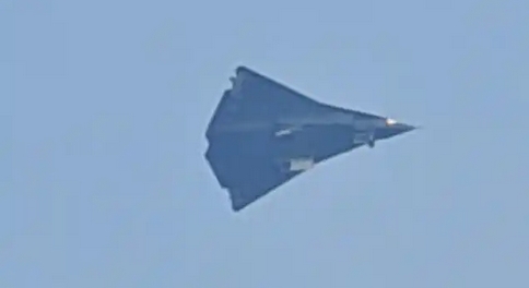 中國兩款新戰(zhàn)機(jī)同日首飛 造型炫酷被認(rèn)為是六代機(jī)