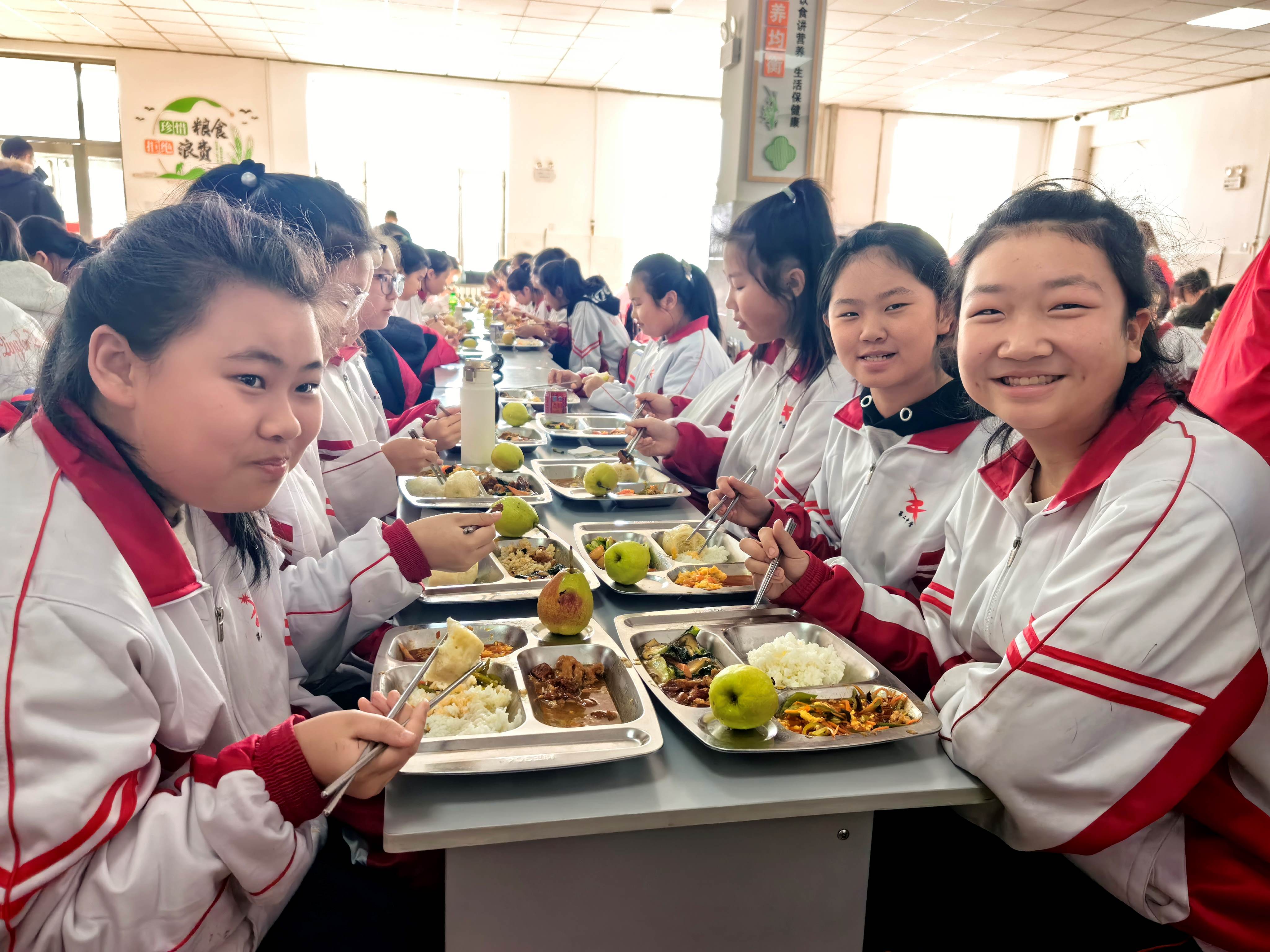 黑龍江寶清：學(xué)生「當(dāng)家作主」 家長(zhǎng)現(xiàn)場(chǎng)監(jiān)督 「校園餐」贏得「滿堂彩」