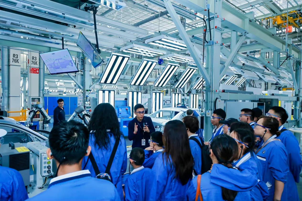 「空中地鐵」直達(dá)  寶馬再添「景區(qū)」 寶馬新世代車型瀋陽生產(chǎn)基地開放參觀