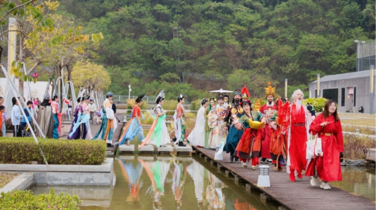 深鐵禧年節(jié)狂歡來襲 多巴胺歡樂色彩點(diǎn)燃活力2025